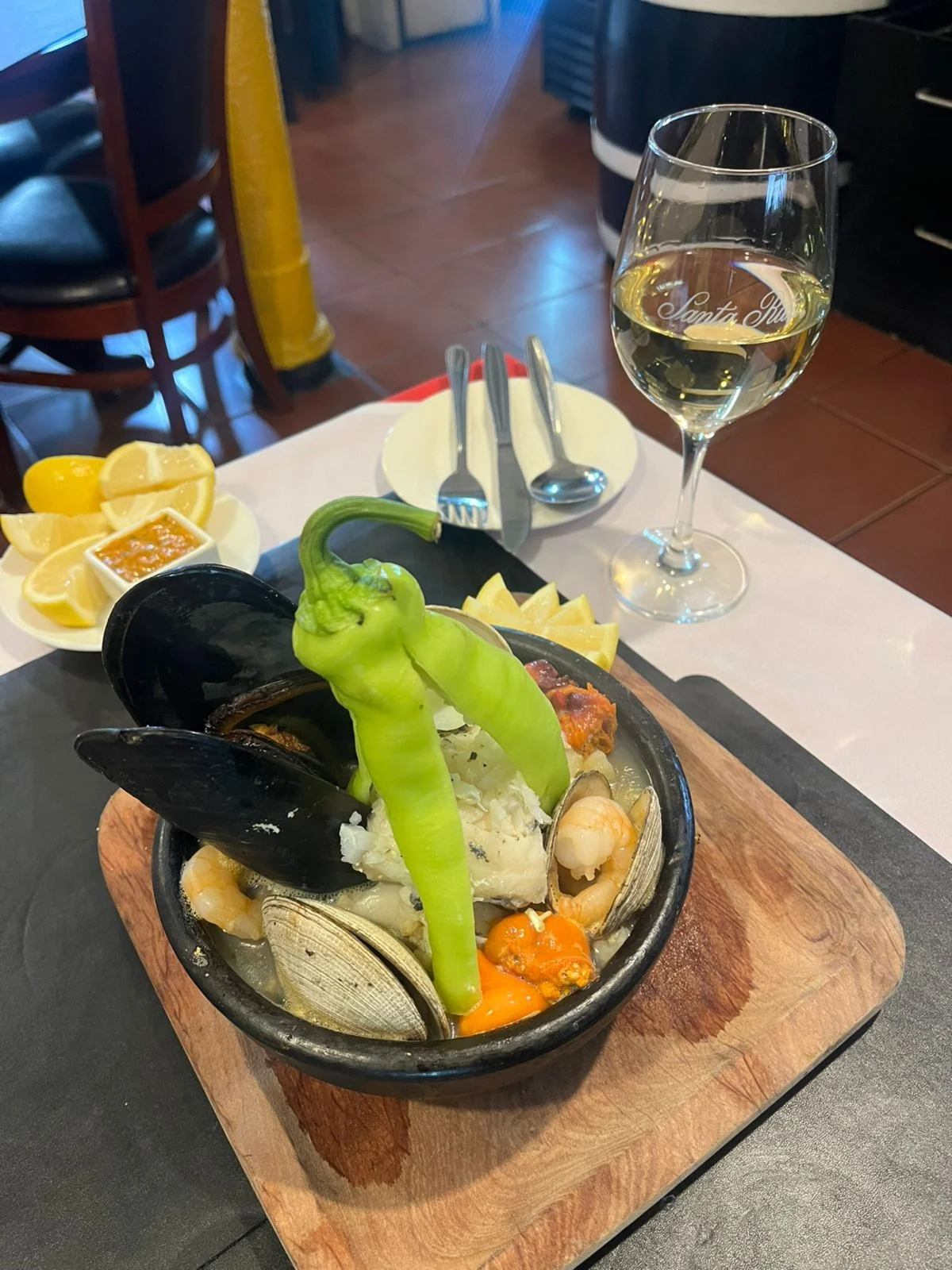 Paila marina servida en Rincón de los Ríos