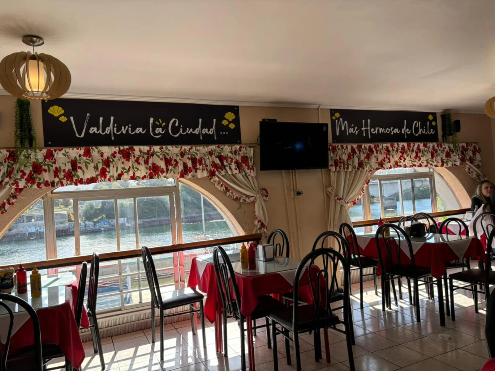 Salón con vista al río en Rincón de los Ríos